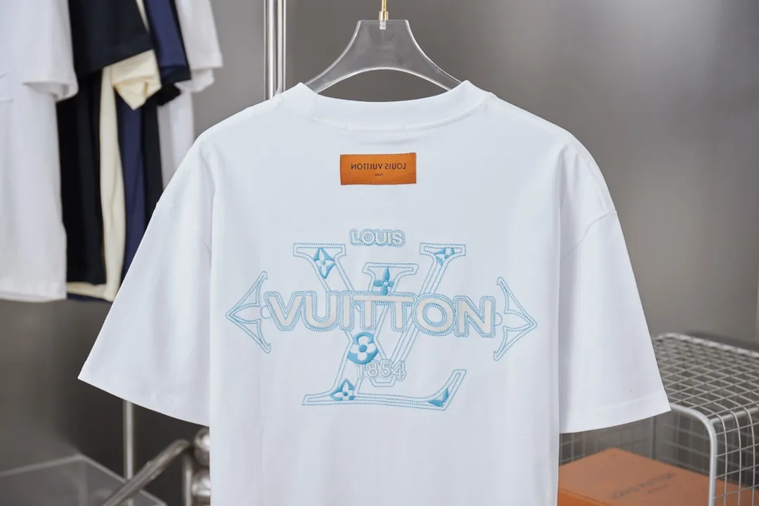 🅿️180 1V 25SS early spring new style Short sleeves with embroidered LV letters Light luxury Essential item for daily commuting for men and women Correct version Welcome to compare Detailed features · 320g 100% pure cotton double yarn jersey fabric · Special thickened 32 pieces of double-strand 1X1 thread in the same vat custom dyeing · Imported Tajima machine embroidery with various craft letters · Double-needle stitching and cross-stitching technology · Original main mark, washable tag, brand moisture-proof paper packaging Color: black/white Size: S/M/L/XL